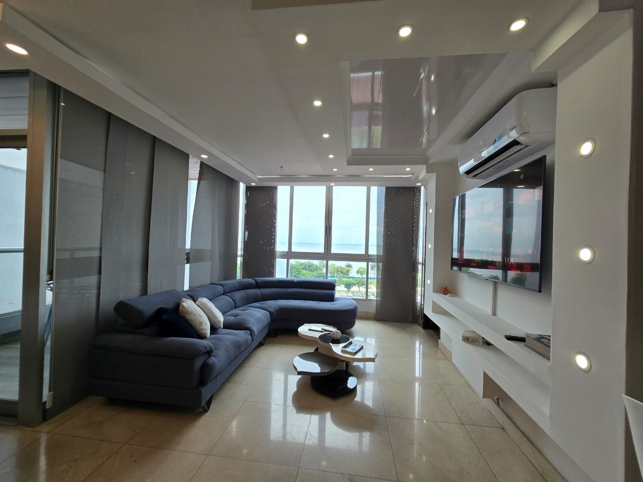 Alquila moderno y amplio apartamento con  vista  al mar.